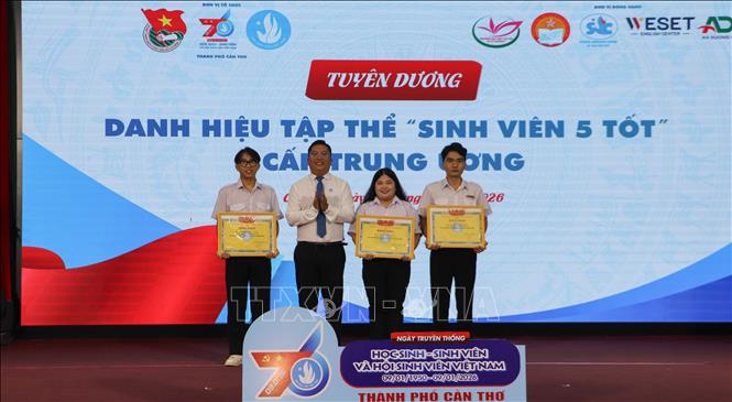  Đại diện tập thể đạt danh hiệu tập thể 