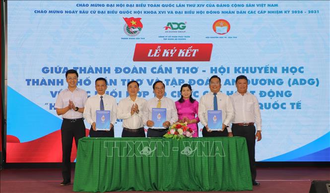 Đại diện Thành đoàn Cần Thơ và các đơn vị ký kết biên bản phối hợp thực hiện công tác khuyến học. Ảnh: Hồng Thái - TTXVN