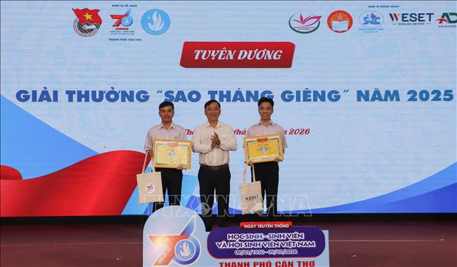  Sinh viên đạt giải thưởng Sao Tháng Giêng nhận bằng khen. Ảnh: Hồng Thái - TTXVN