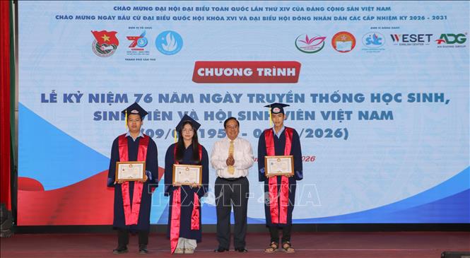  Sinh viên thủ khoa đầu vào Trường Đại học Tây Đô nhận bảng tượng trưng học bổng “Tiền Trạng nguyên”. Ảnh: Hồng Thái - TTXVN