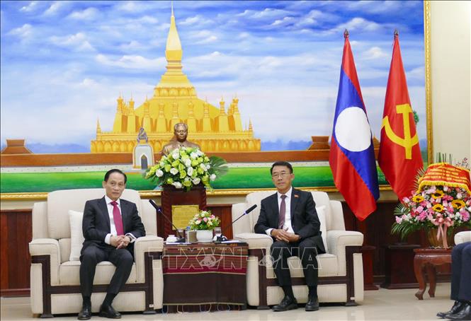 Trưởng Ban Đối ngoại Trung ương Đảng NDCM Lào Bounleua Phandanouvong (phải) tiếp Đặc phái viên của Tổng Bí thư Tô Lâm, đồng chí Lê Hoài Trung. Ảnh: Xuân Tú - PV TTXVN tại Lào