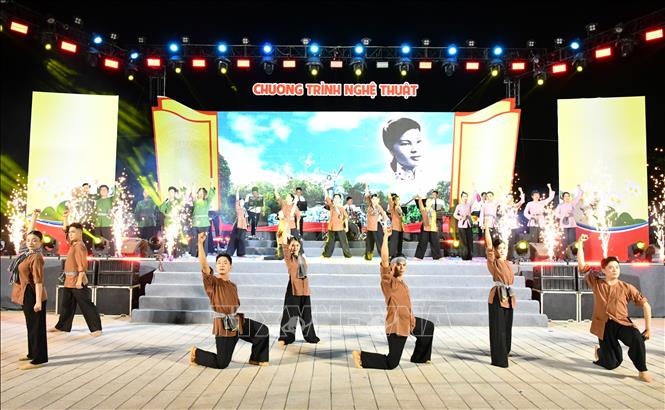 Tiết mục văn nghệ thể hiện tinh thần đấu tranh chống giặc của Anh hùng LLVTND Phan Thị Ràng (chị Sứ) và các anh hùng liệt sĩ. Ảnh: Văn Sĩ - TTXVN 