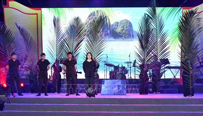 Tiết mục văn nghệ thể hiện tinh thần đấu tranh chống giặc của Anh hùng LLVTND Phan Thị Ràng (chị Sứ) và các anh hùng liệt sĩ. Ảnh: Văn Sĩ - TTXVN 