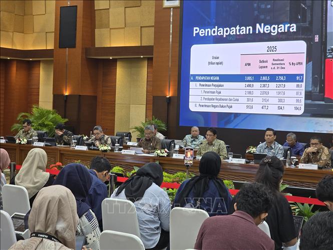 Các quan chức Bộ Tài chính Indonesia trong buổi họp báo đầu năm 2026. Ảnh: Lê Minh Hưởng, Pv TTXVN tại Indonesia