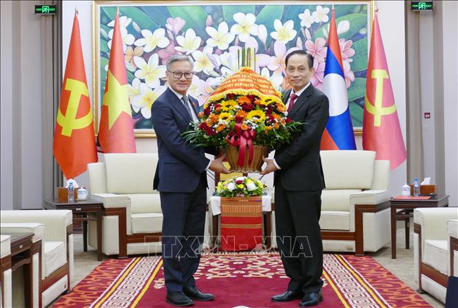Special Envoy of Party General Secretary To Lam, Minister of Foreign Affairs Le Hoai Trung, congratulates Thongsavan Phomvihane, Lao Minister of Foreign Affairs. VNA Photo: Xuân Tú
