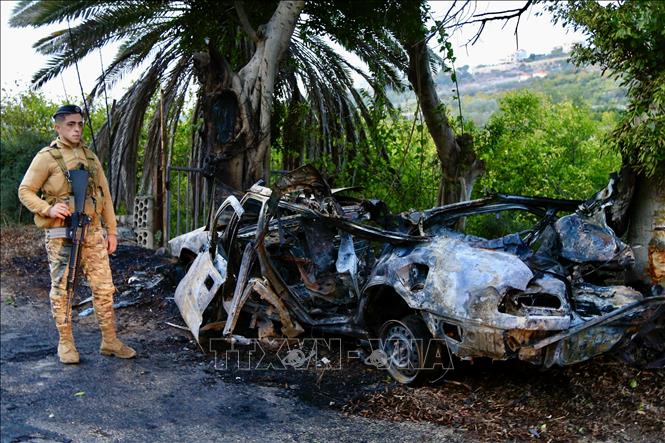 Binh sĩ Liban gác tại hiện trường vụ không kích của Israel nhằm vào chiếc xe chở thành viên lực lượng Hezbollah ở Sidon, miền Nam Liban ngày 8/1/2026. Ảnh: THX/TTXVN