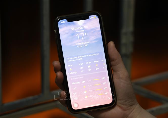 Nhiệt độ 17 độ C khu vực trung tâm Thành phố Hồ Chí Minh đo được trên một ứng dụng thời điểm 5 giờ 52 phút sáng 9/1/2026. Ảnh: Hồng Đạt - TTXVN 

