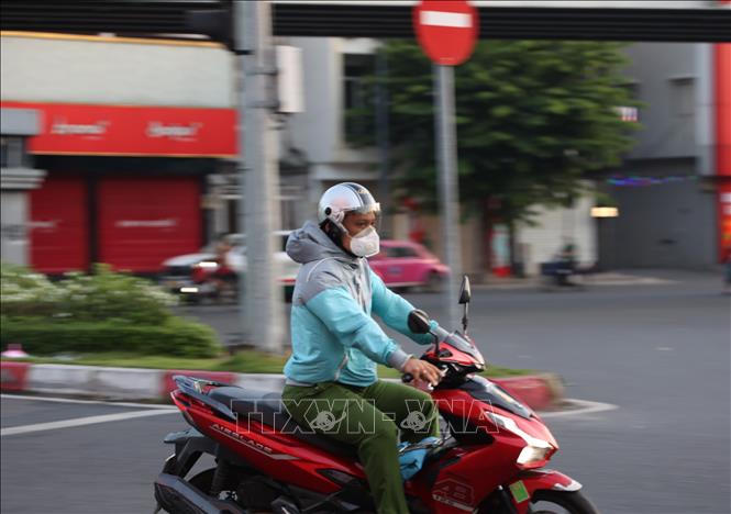 Người dân Thành phố Hồ Chí Minh đi làm buổi sáng sớm 9/1/2026 trong thời tiết lạnh 17 độ C, xuống thấp nhất trog 10 năm qua. Ảnh: Hồng Đạt - TTXVN
