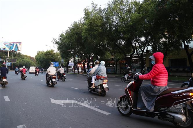 Người dân Thành phố Hồ Chí Minh đi làm buổi sáng sớm 9/1/2026 trên đường Hoàng Văn Thụ, phường Tân Sơn Hòa. Ảnh: Hồng Đạt - TTXVN 
