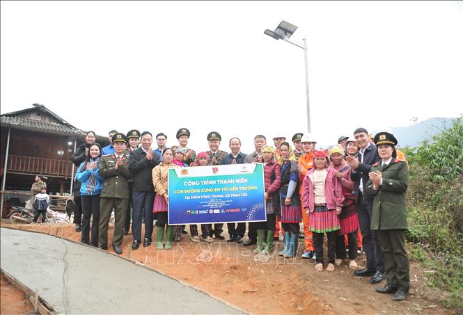 Công trình “Con đường Cùng em tôi đến trường” được tổ chức thi công, làm mới tuyến đường dài khoảng 1.000 m, tổng kinh phí khoảng 145 triệu đồng, giúp việc đến lớp của học sinh và đi lại của người dân an toàn, thuận lợi hơn, nhất là trong mùa mưa lũ. Ảnh: TTXVN phát