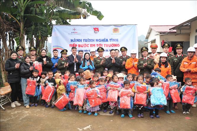 Các đại biểu cùng các em học sinh trường Mầm non Tống Trong chụp ảnh lưu niệm. Ảnh: TTXVN phát 
