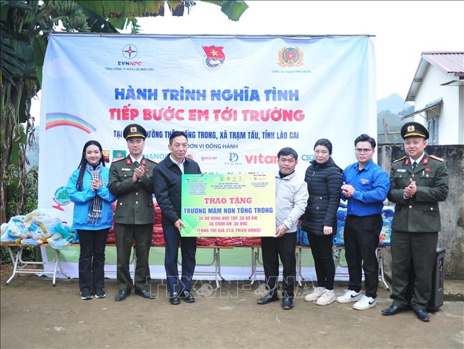 Các đại biểu trao tặng 36 suất quà trị giá khoảng 21,6 triệu đồng cho học sinh Trường Mầm non Tống Trong. Ảnh: TTXVN phát 
