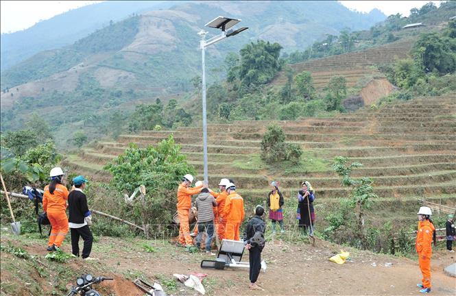Công trình “Thắp sáng đường quê” được thi công, lắp đặt 15 bóng đèn năng lượng mặt trời trên tuyến đường chính dài khoảng 1.000 m tại thôn Tống Trong, xã Trạm Tấu, với tổng kinh phí khoảng 100 triệu đồng. Ảnh: TTXVN phát 
