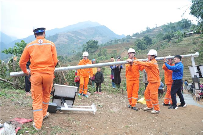 Công trình “Thắp sáng đường quê” được thi công, lắp đặt 15 bóng đèn năng lượng mặt trời trên tuyến đường chính dài khoảng 1.000 m tại thôn Tống Trong, xã Trạm Tấu, với tổng kinh phí khoảng 100 triệu đồng. Ảnh: TTXVN phát 
