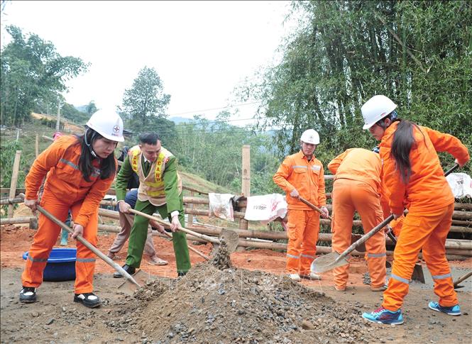 Công trình “Con đường Cùng em tôi đến trường” được tổ chức thi công, làm mới tuyến đường dài khoảng 1.000 m, tổng kinh phí khoảng 145 triệu đồng, giúp việc đến lớp của học sinh và đi lại của người dân an toàn, thuận lợi hơn, nhất là trong mùa mưa lũ. Ảnh: TTXVN phát 
