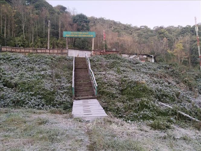 Tại khu vực Trạm Kiểm soát Biên phòng Buộc Mú (Đồn Biên phòng Na Ngoi, Bộ đội Biên phòng Nghệ An), rạng sáng 9/1, nhiệt độ giảm sâu xuống dưới 0°C, có thời điểm xuống dưới âm 5°C, khiến băng giá xuất hiện.  Ảnh: TTXVN phát