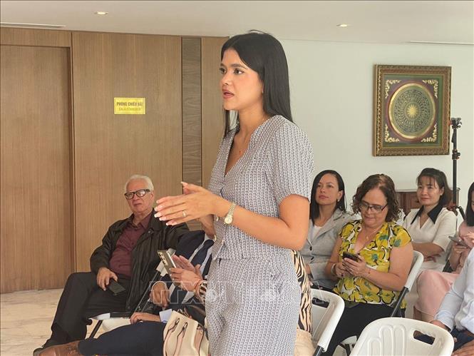 Phóng viên đặt câu hỏi tại sự kiện. Ảnh: TTXVN phát