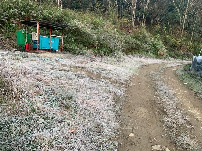 Tại khu vực Trạm Kiểm soát Biên phòng Buộc Mú (thuộc Đồn Biên phòng Na Ngoi, Bộ đội Biên phòng Nghệ An), rạng sáng 9/1/2026, nhiệt độ giảm sâu xuống dưới 0°C, có thời điểm xuống dưới âm 5°C, khiến băng giá xuất hiện. Ảnh: TTXVN phát