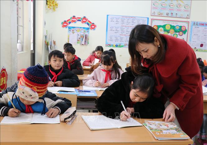 Học sinh Trường PTDT Bán trú Tiểu học xã biên giới Tùng Vài (Tuyên Quang) đến lớp trong những ngày giá rét. Ảnh: Đức Thọ - TTXVN