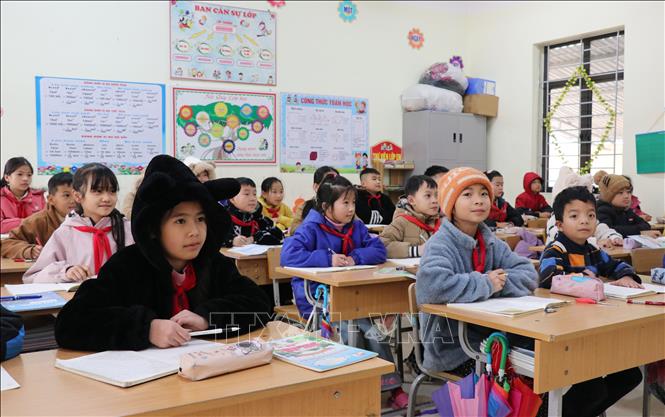 Học sinh Trường PTDT Bán trú Tiểu học xã biên giới Tùng Vài (Tuyên Quang) đến lớp học trong những ngày giá rét. Ảnh: Đức Thọ - TTXVN