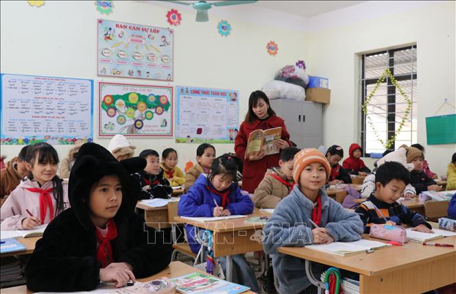 Học sinh Trường PTDT Bán trú Tiểu học xã biên giới Tùng Vài (Tuyên Quang) đến lớp học trong những ngày giá rét. Ảnh: Đức Thọ - TTXVN