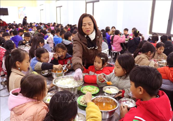 Bữa cơm ấm, nóng nhằm đảm bảo sức khỏe cho các em học sinh Trường PTDT Bán trú Tiểu học xã biên giới Tùng Vài (Tuyên Quang) trong những ngày giá rét. Ảnh: Đức Thọ - TTXVN 