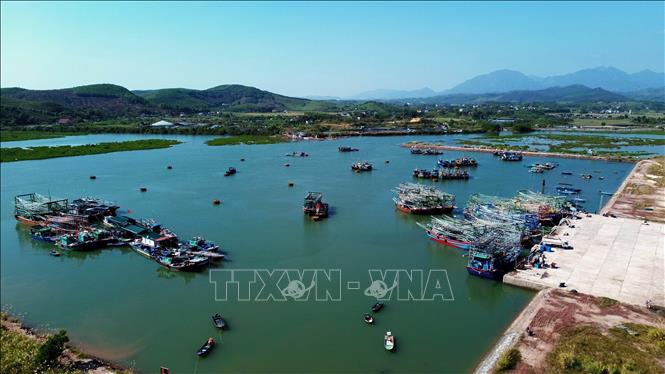 Hạ tầng bến cảng được đầu tư đồng bộ giúp cho tàu, thuyền giao thương dễ dàng. Ảnh: Đức Hiếu - TTXVN