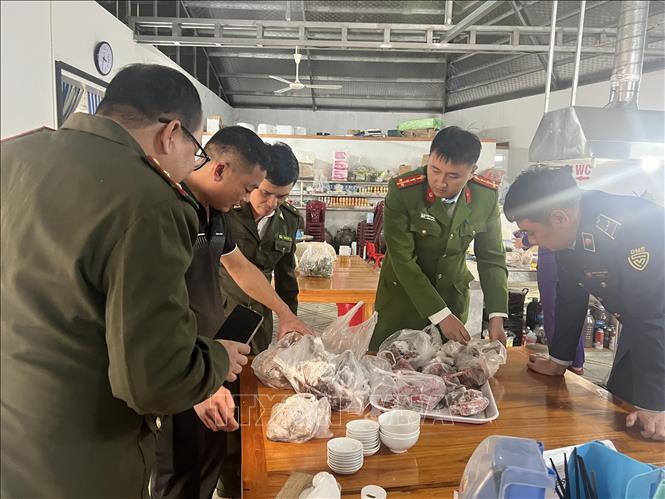 Lực lượng chức năng tỉnh Tuyên Quang tăng cường kiểm tra hàng hóa, thực phẩm tại các cửa hàng, nhà hàng, quán ăn dịp cuối năm. Ảnh: Hoàng Hải - TTXVN