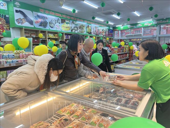 Người tiêu dùng chọn mua thực phẩm tại hệ thống cửa hàng của Hợp tác xã nông sản xanh Sáng Nhung (Tuyên Quang). Ảnh: Hoàng Hải - TTXVN