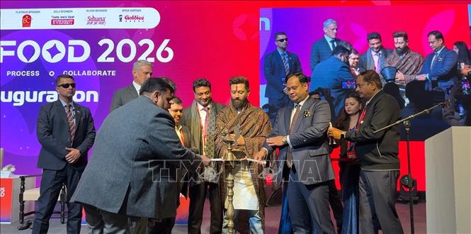 Các đại biểu đốt đèn khai mạc hội chợ. Ảnh: Ngọc Thúy - PV TTXVN tại Ấn Độ