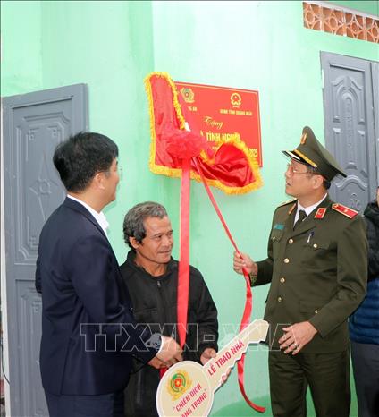 Handing over a new house to Dinh Van Quan, a resident of Go Ro village in Tay Tra commune. VNA Photo: Cao Nguyên