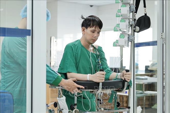 Đóng góp vào thành tựu y học Việt Nam hiện đại, việc thực hiện thành công kỹ thuật ghép phổi - một trong những kỹ thuật khó và phức tạp bậc nhất trong lĩnh vực ghép tạng, là minh chứng rõ nét cho việc công nghệ đang ngày càng đồng hành chặt chẽ cùng sự sống con người. Ảnh: Minh Quyết - TTXVN