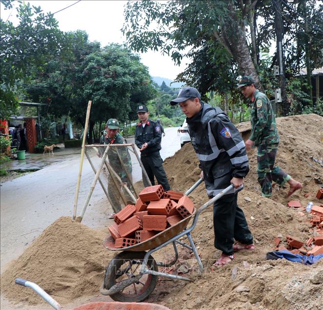 Police and army forces as well as local militia, authorities and residents join hands in rebuilding damaged houses. VNA Photo: Cao Nguyên
