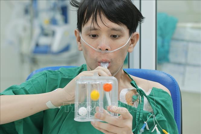 Đến nay, sau mười ngày ghép phổi, bệnh nhân đang hồi phục tốt. Ảnh: Minh Quyết - TTXVN