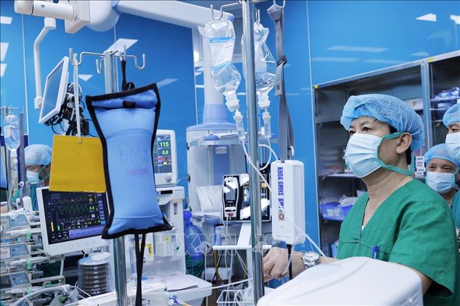 Quy trình lấy và ghép phổi vô cùng phức tạp, yêu cầu trình độ kỹ thuật cao và sự hỗ trợ của nhiều lĩnh vực chuyên sâu như bảo quản và vận chuyển tạng bằng công nghệ hiện đại, kiểm soát nhiễm khuẩn nghiêm ngặt, gây mê hồi sức, phẫu thuật lồng ngực, huyết học, phục hồi chức năng và dinh dưỡng... Ảnh: Minh Quyết – TTXVN