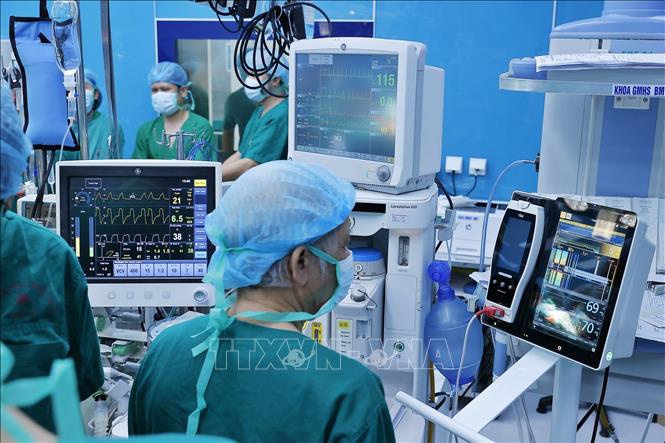 Đặc biệt, việc ứng dụng các tiến bộ công nghệ trong theo dõi chức năng phổi, kiểm soát thải ghép, hỗ trợ hô hấp và hồi sức sau mổ đã góp phần nâng cao tỷ lệ thành công, rút ngắn thời gian hồi phục sau ghép và mở ra cơ hội sống cho nhiều bệnh nhân mắc bệnh phổi giai đoạn cuối. Ảnh: Minh Quyết – TTXVN
