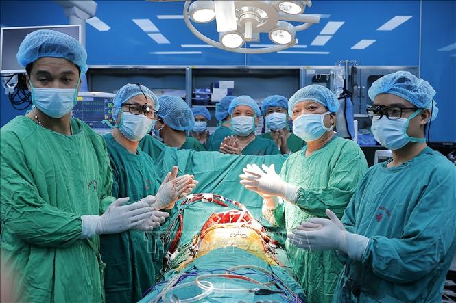 Ca ghép diễn ra trong 8 giờ, đem lại hy vọng sống mới cho nam người bệnh (31 tuổi) mắc suy hô hấp mạn tính/giãn phế quản bội nhiễm lao phổi cũ. Ảnh: Minh Quyết – TTXVN