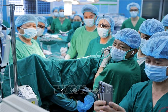 Quy trình lấy và ghép phổi vô cùng phức tạp, yêu cầu trình độ kỹ thuật cao và sự hỗ trợ của nhiều lĩnh vực chuyên sâu như bảo quản và vận chuyển tạng bằng công nghệ hiện đại, kiểm soát nhiễm khuẩn nghiêm ngặt, gây mê hồi sức, phẫu thuật lồng ngực, huyết học, phục hồi chức năng và dinh dưỡng... Ảnh: Minh Quyết – TTXVN