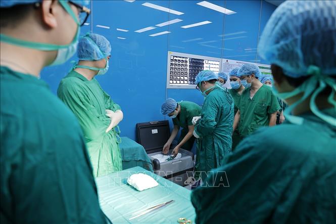 Khi đến nơi, ngay lập tức Ê kíp tiến hành kiểm tra, rửa phổi và ghép cho bệnh nhân. Ảnh: Minh Quyết -–TTXVN