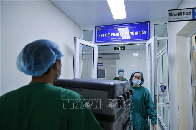 Khi đến nơi, ngay lập tức Ê kíp tiến hành kiểm tra, rửa phổi và ghép cho bệnh nhân. Ảnh: Minh Quyết -–TTXVN