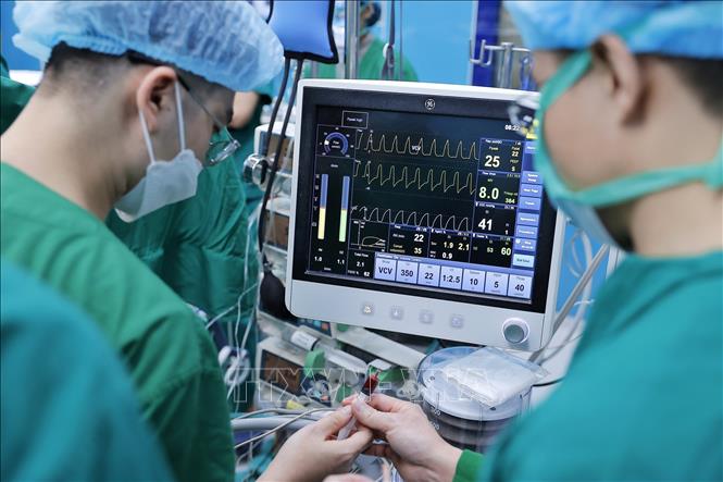 Ê kíp tiến hành đặt ECMO (hệ thống tim phổi nhân tạo), chuẩn bị ghép phổi cho bệnh nhân. Ảnh: Minh Quyết - TTXVN