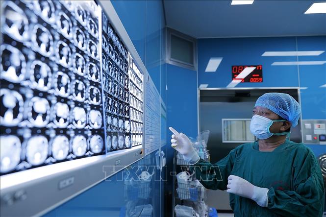 TTƯT.TS.BSCC Đinh Văn Lượng, Bí thư Đảng uỷ, Giám đốc Bệnh viện Phổi Trung ương trực tiếp tham gia ghép phổi cho bệnh nhân. Ảnh: Minh Quyết – TTXVN