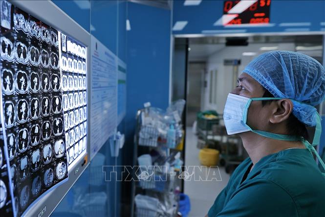 Từ ngày 30 đến 31/12/2025, đội ngũ y, bác sĩ Bệnh viện Phổi Trung ương đã kích hoạt quy trình ghép phổi, phối hợp với các chuyên gia, Bệnh viện E, Bệnh viện Y dược Thành phố Hồ Chí Minh, Trung tâm Điều phối Ghép tạng Quốc gia thực hiện ca ghép phổi thứ 8 trong năm 2025, kết thúc một năm đặc biệt nhiều dấu ấn về lĩnh vực ghép phổi của bệnh viện. Ảnh: Minh Quyết – TTXVN
