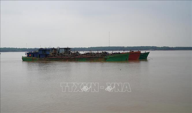 Các phương tiện vận chuyển cát trái phép từ biển vào nội địa vừa bị lực lượng Bộ đội Biên phòng Đồng Tháp bắt giữ. Ảnh: Nhựt An - TTXVN