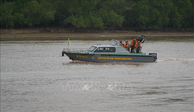 Cán bộ Đồn Biên phòng Tân Thành (Bộ đội Biên phòng tỉnh Đồng Tháp) tuần tra, kiểm soát ở khu vực cửa sông chảy ra biển Đông. Ảnh: Nhựt An - TTXVN