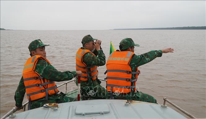Cán bộ Đồn Biên phòng Tân Thành (Bộ đội Biên phòng tỉnh Đồng Tháp) tuần tra, kiểm soát ở khu vực cửa sông chảy ra biển Đông. Ảnh: Nhựt An - TTXVN