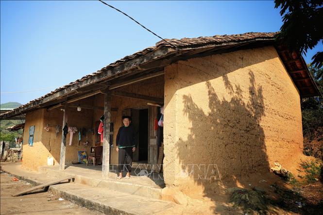 Những nếp nhà trình tường đất với mái ngói âm dương của người dân tộc Nùng ở bản Bắc Hoa được gìn giữ khá nguyên vẹn. Ảnh: Danh Lam -TTXVN