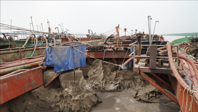 Phương tiện vận chuyển cát trái phép từ biển vào nội địa bị lực lượng Bộ đội Biên phòng Đồng Tháp bắt giữ. Ảnh: Nhựt An - TTXVN                               