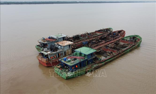 Các phương tiện vận chuyển cát trái phép từ biển vào nội địa vừa bị lực lượng Bộ đội Biên phòng Đồng Tháp bắt giữ. Ảnh: Nhựt An - TTXVN