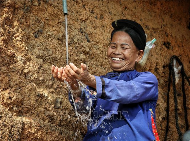 Người dân sinh sống trong khu nhà cổ ở bản Bắc Hoa vẫn mặc trang phục dân tộc trong sinh hoạt hằng ngày. Ảnh: Danh Lam -TTXVN 